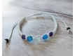Kép 2/3 - Fehér makramé karkötő lila és kék jáde, és opalit ásványokkal