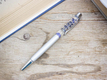 Kép 1/2 - Levendulával díszített ezüst színű toll
