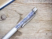 Kép 2/2 - Kék nefelejccsel díszített ezüst színű toll