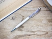 Kép 1/2 - Kék nefelejccsel díszített ezüst színű toll