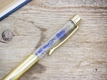 Kép 2/2 - Búzavirággal díszített arany színű toll