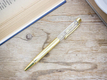 Kép 1/2 - Bodzavirággal díszített arany színű toll