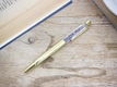 Kép 1/2 - Levendulával díszített arany színű toll