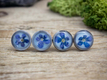 Kép 3/4 - Kéknefelejcs virág beszúrós gyanta fülbevaló