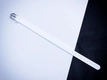 Kép 4/5 - Láblenyomat egyedi medálos MoMents fehér színű szilikon karkötő