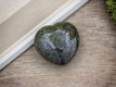 Kép 2/6 - Heart sárkányvér achát közepes ásvány szív