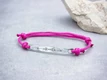 Kép 1/4 - Egyetlen egyedi lapbetétes pink microcord karkötő