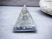 Kép 1/4 - Angyal orgonit műgyanta piramis dísztárgy