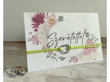 Világoszöld csúszócsomós karkötő rozsdamentes acél szívvel, laminált kártyával, &amp;quot;Szeretettel&amp;quot; felirattal