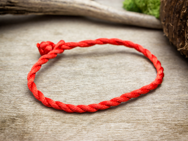 Kabbala védelmező vörös textil karkötő