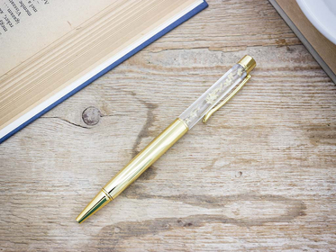 Bodzavirággal díszített arany színű toll