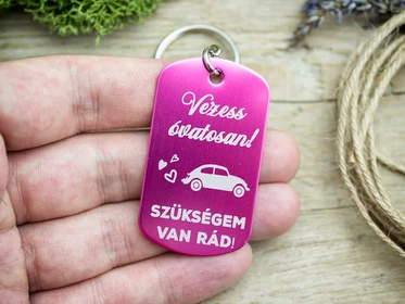 Vezess óvatosan medálos kulcstartó