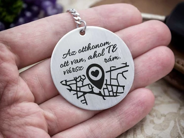 Az otthonom ott van acél medálos kulcstartó