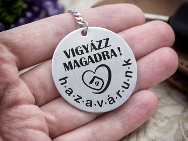 Hazavárunk acél medálos kulcstartó