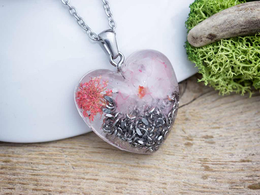Orgonit szív műgyanta medál nyakláncon rózsakvarc törmelékkel 