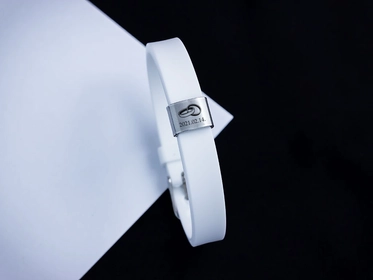 Esküvőtök napja egyedi medálos MoMents fehér színű szilikon karkötő