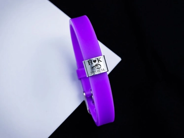 Házasságkötés egyedi medálos MoMents lila színű szilikon karkötő