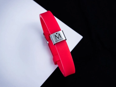 Szeretet levél egyedi medálos MoMents piros színű szilikon karkötő