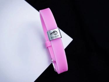 Esküvőtök napja egyedi medálos MoMents rózsaszín színű szilikon karkötő