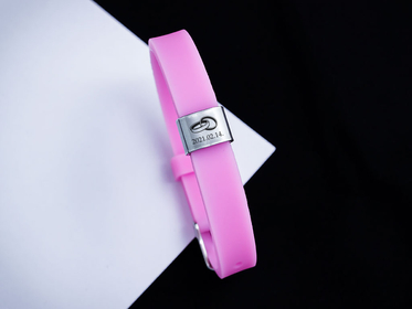 Esküvőtök napja egyedi medálos MoMents rózsaszín színű szilikon karkötő