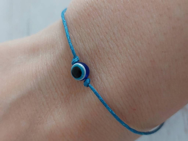 Nazar szeme kék amulett pöttöm sötétkék karkötő