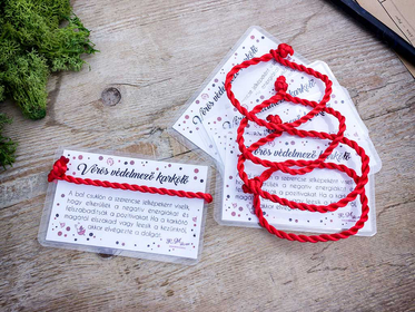 Kabbala védelmező vörös textil karkötő kártyával 5 dbos csomag
