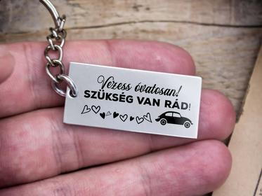 Vezess óvatosan acél medálos kulcstartó
