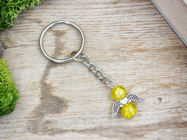 Célravezető sárga angyal üveg medálos kulcstartó
