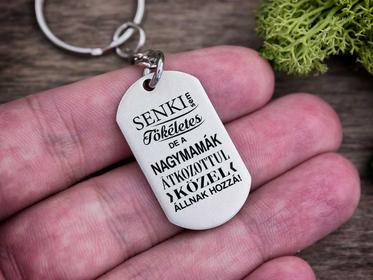 Senki sem tökéletes de a nagymamák acél medálos kulcstartó