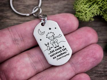 Jól csak a szívével lát acél medálos kulcstartó