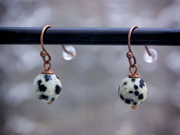 Dalmata jáspis lógós réz drót fülbevaló 8mm