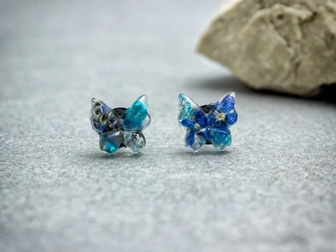 Kék nefelejcs pillangó tánca műgyanta acél beszúrós fülbevaló