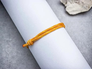 Szorgalom arany barna paracord karkötő