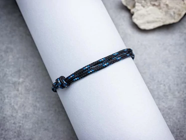 Eltökéltség fekete paracord karkötő