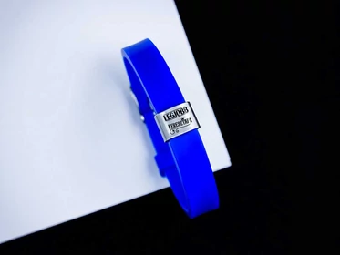 Legjobb Keresztapa medálos MoMents királykék színű szilikon karkötő