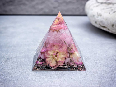 Rózsa orgonit műgyanta piramis dísztárgy