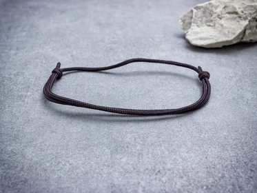 Szerénység barna paracord karkötő