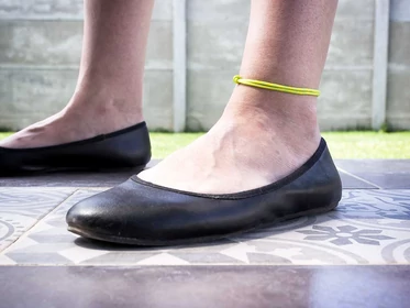 Célravezető sárga paracord karkötő