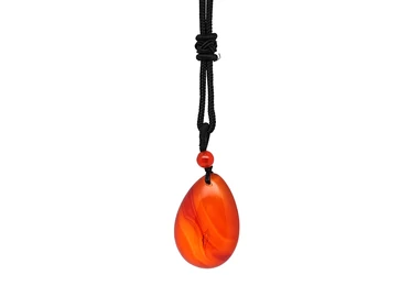 Csepp karneol medál zsinóron 2x3,5cm