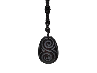 Csepp maori obszidián medál zsinóron 2,5x3,5cm