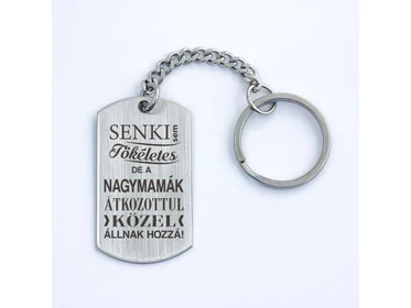 Senki sem tökéletes de a nagymamák acél medálos kulcstartó