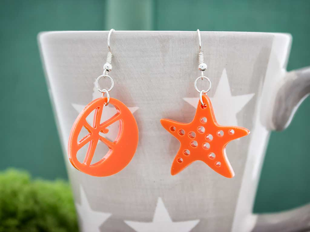 A tengeri csillag és a narancs plexi fülbevaló