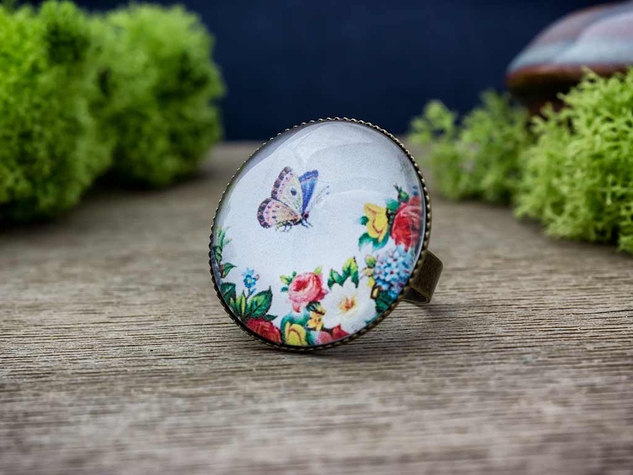 Üveglencsés virágos kertben pillangó gyűrű