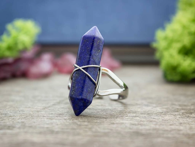 Lápisz lazuli csúcsos ezüst színű drót gyűrű
