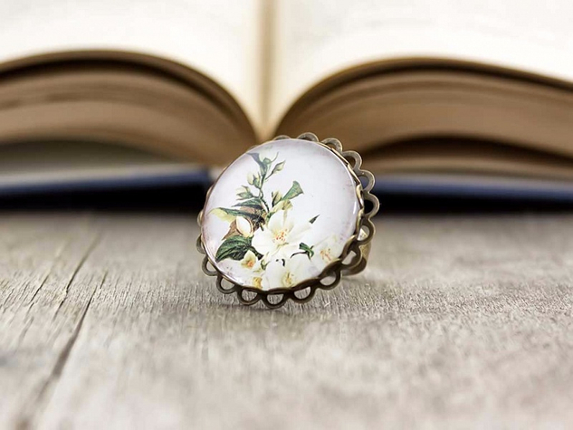 Üveglencsés fehér virágos gyűrű