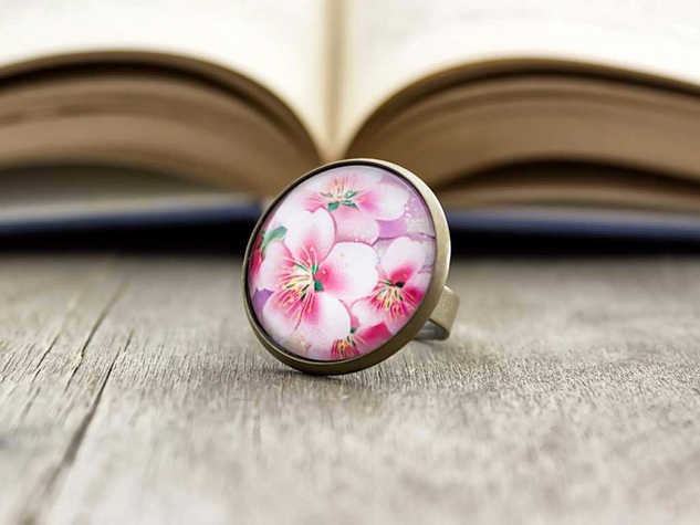 Üveglencsés cseresznyevirág gyűrű