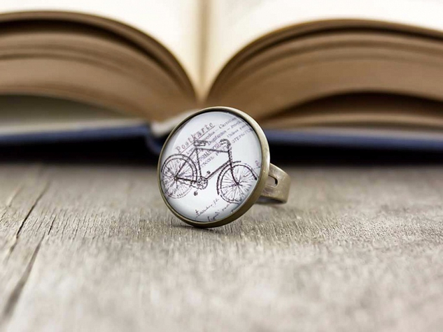 Üveglencsés bicikli gyűrű