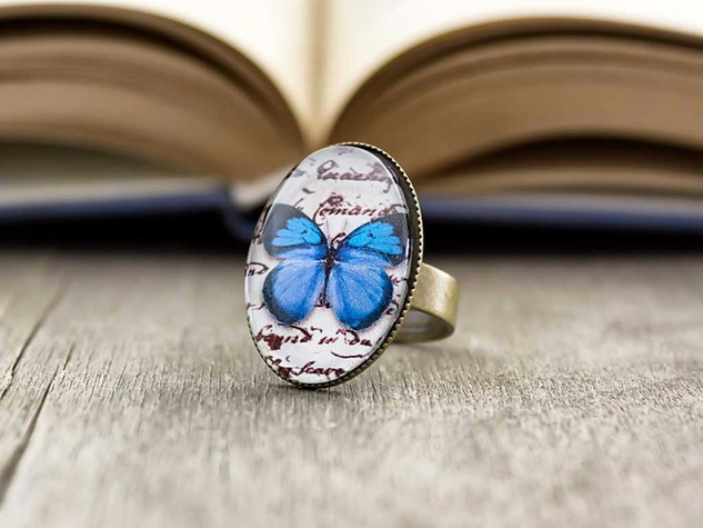 Üveglencsés kék pillangó gyűrű