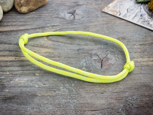 Célravezető sárga paracord gyerek karkötő