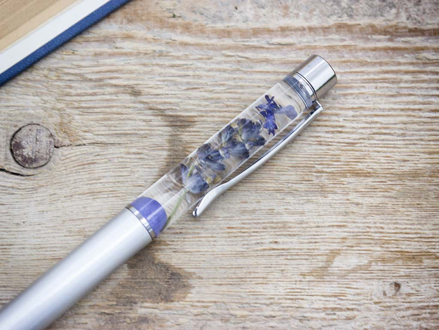 Levendulával díszített ezüst színű toll